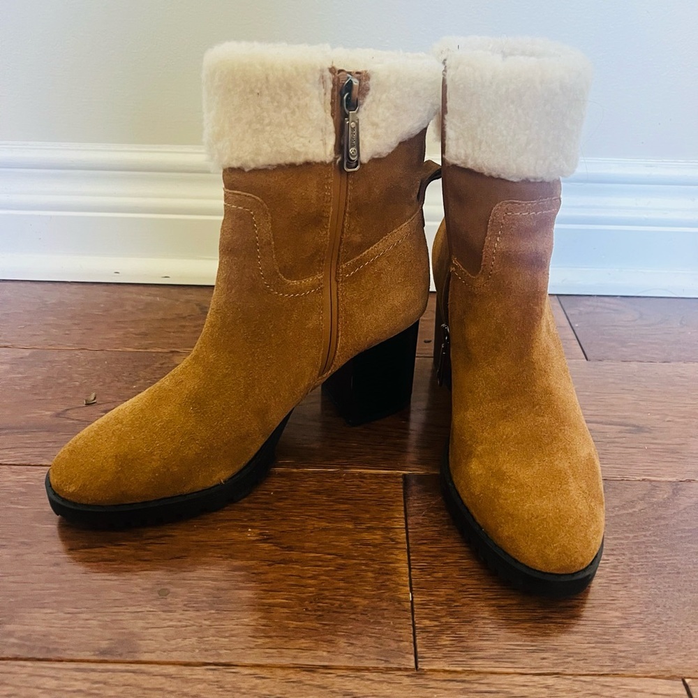 Blonde 7.5 Women's Tan Suede Ankle Boots with Cream Fur Lining like new! - Picture 3 of 11